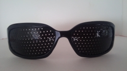 Děrované brýle Midi Black - černé - přirozené zlepšení zraku