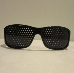 Děrované brýle Quadro Black - černé - přirozené zlepšení zraku